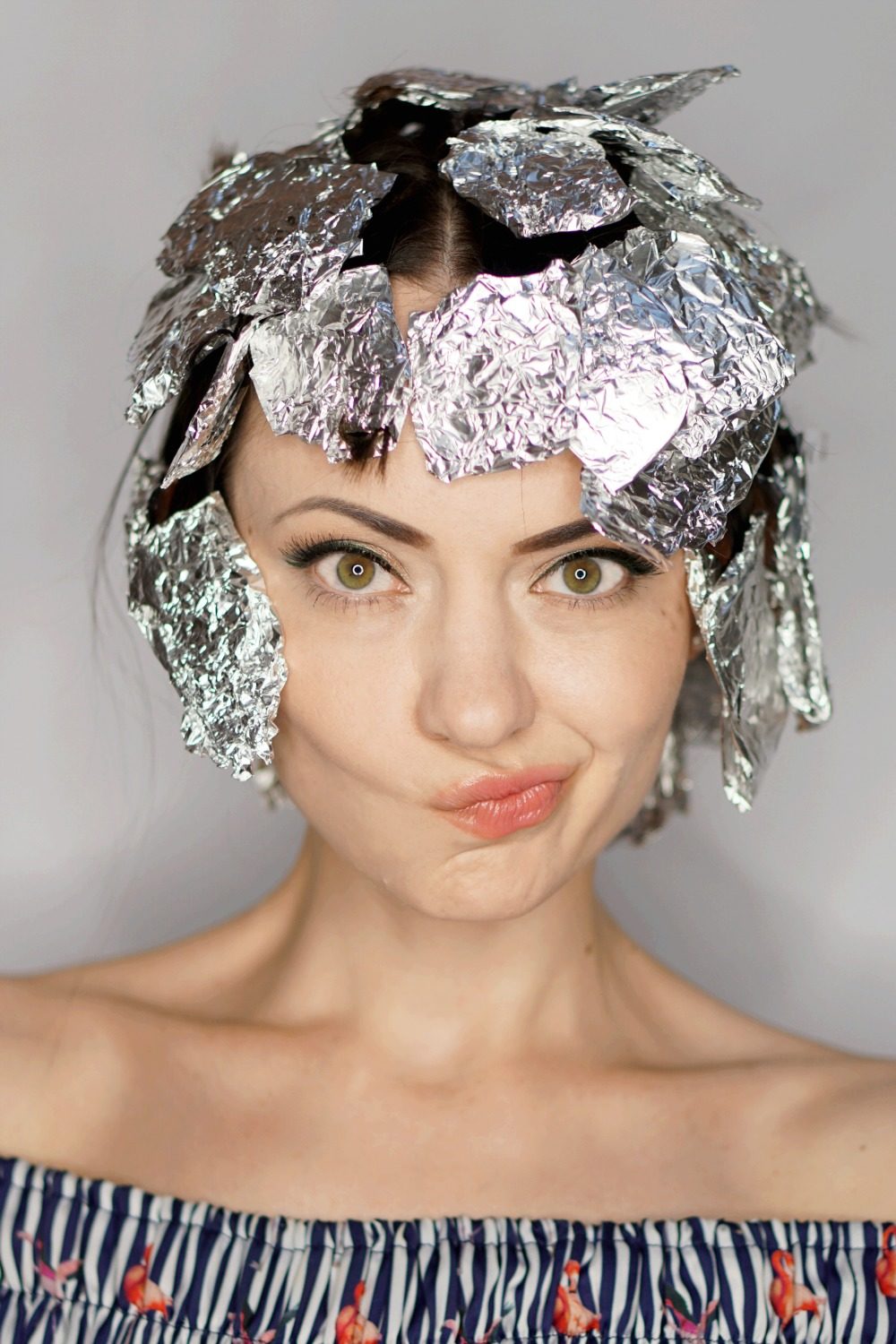 https://stylesprinter.com/wp-content/uploads/2016/07/StyleSprinter-How-To-Curl-Your-Hair-Using-A-Flat-Iron-And-Aluminum-Foil-2-1000x1500.jpg